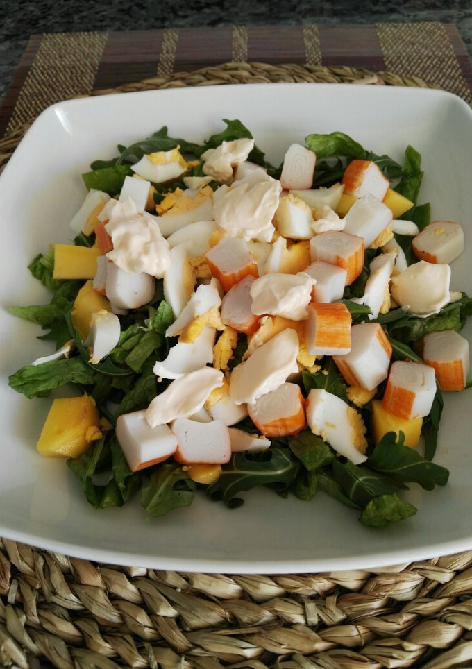 Una foto de Ensalada de rúcula, mango y surimi