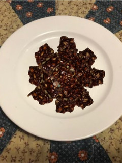 शेंगदाणा चिक्की (shengdana chikki recipe in marathi) रेसिपी चे मुख्य फोटो