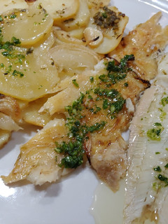 Una foto de Lenguado Meunière al horno con patata panadera