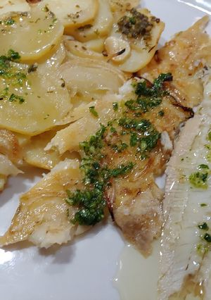 Una foto de Lenguado Meunière al horno con patata panadera
