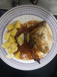 Una foto de Pollo con frutas