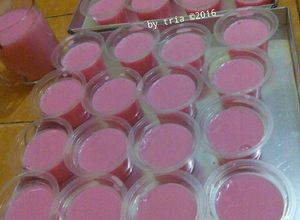 Foto resep Strawberry Silky Puding Puyo (Ekonomis, cuma 4 bahan)