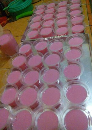 Foto resep Strawberry Silky Puding Puyo (Ekonomis, cuma 4 bahan)