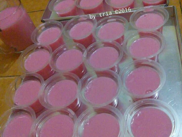 Langkah Mudah untuk Menyiapkan Strawberry Silky Puding Puyo (Ekonomis, cuma 4 bahan) yang Lezat