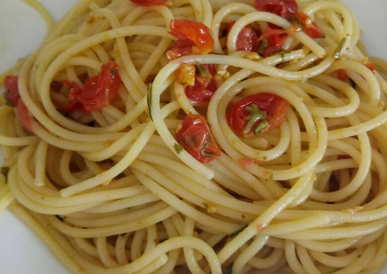 Spaghetti with fresh cooked tomatoes and fresh herbs