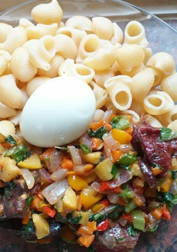 A picture of Macaroni and potatoes stew.