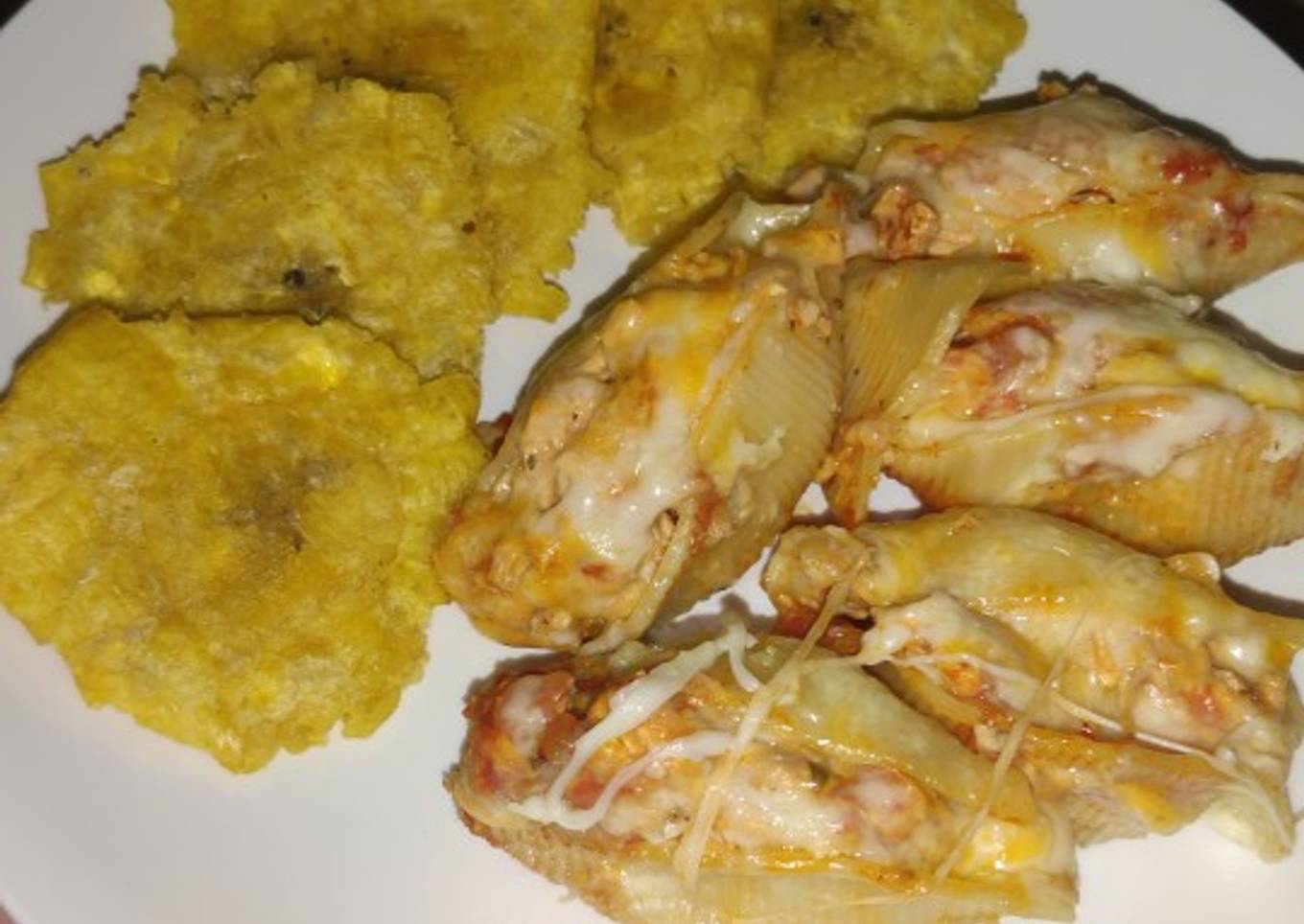 Jumbo Shell rellenos de pollo con queso crema y salsa marinara