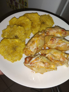 Una foto de Jumbo Shell rellenos de pollo con queso crema y salsa marinara