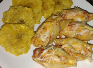 Una foto de Jumbo Shell rellenos de pollo con queso crema y salsa marinara