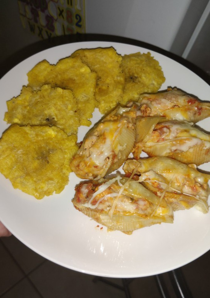 Una foto de Jumbo Shell rellenos de pollo con queso crema y salsa marinara