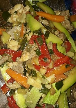 Una foto de Wok de carne;verduras y pollo
