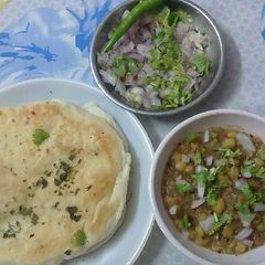 A picture of Special chana kulcha.
