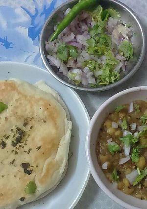 A picture of Special chana kulcha.
