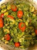 Ñoquis con pesto casero, camarones y tomates cherry