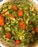 Ñoquis con pesto casero, camarones y tomates cherry
