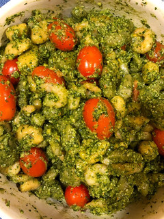 Una foto de Ñoquis con pesto casero, camarones y tomates cherry