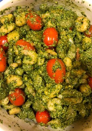 Una foto de Ñoquis con pesto casero, camarones y tomates cherry
