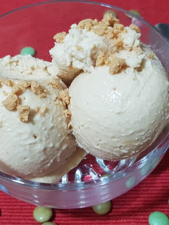 Una foto de Helado de turrón con heladera