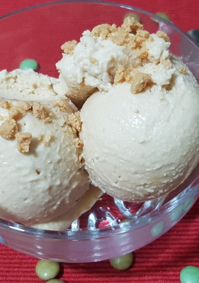 Una foto de Helado de turrón con heladera
