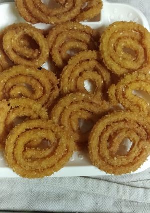 झटपट भाताची चकली (bhatachi chakali recipe in marathi) रेसिपी चे मुख्य फोटो 