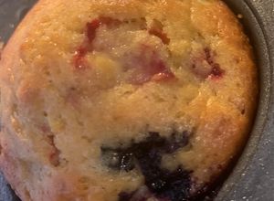 Una foto de Muffin de naranja y frutos rojos