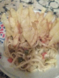 Una foto de Salteado de verduras y pasta con piel de patata frita