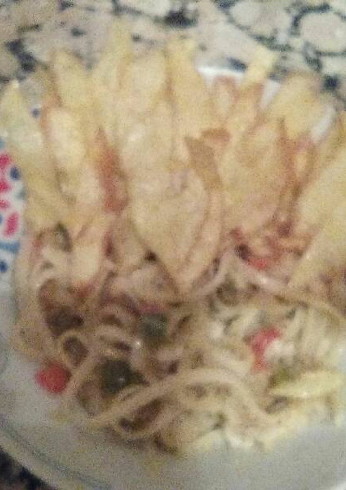Una foto de Salteado de verduras y pasta con piel de patata frita