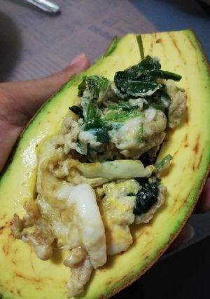 รูปของ จิงจูฉ่ายผัดไข่ในอโวคาโด้ keto