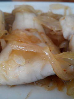 Una foto de Merluza con cebolla caramelizada