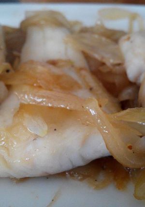 Foto principal de Merluza con cebolla caramelizada