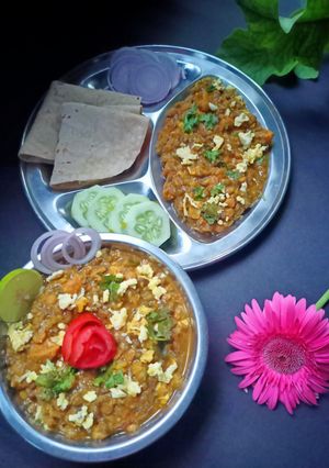 এগ - চিকেন তড়কা (Egg - chicken tadka recipe in Bengali) রেসিপির প্রধান ছবি