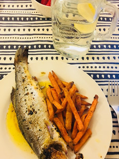 Una foto de Lubina al limón con patatas dulces