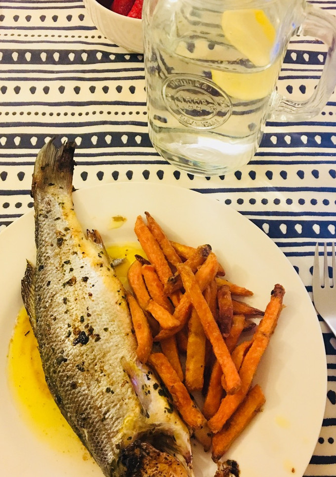 Una foto de Lubina al limón con patatas dulces