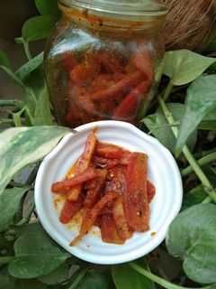 चटपटा इंस्टेंट गाजर का अचार(Chatpata instant gajar ka achar recipe in Hindi) रेसिपी मुख्य फोटो