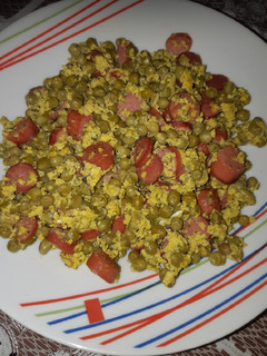 Una foto de Revuelto de guisantes con salchicha a la mostaza