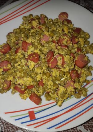 Una foto de Revuelto de guisantes con salchicha a la mostaza
