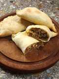 Empanadas criollas (morrón, cebolla, huevito duro, pasa de uva y aceitunas), con masa casera🥟