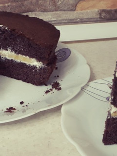 عکسی از دستور کیک شکلاتی با فیلینگ موز و گردو😋