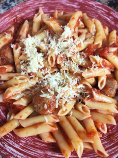 Una foto de Macarrones con tomate y albóndigas