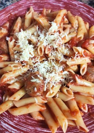 Una foto de Macarrones con tomate y albóndigas