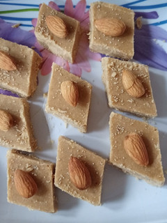 સુખડી(Sukhdi Recipe In Gujarati) રેસીપી મુખ્ય ફોટો
