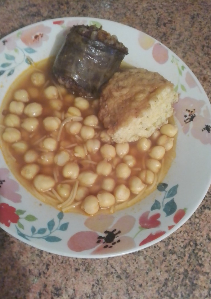 Una foto de Garbanzos con fideo, morcilla y relleno
