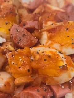 Una foto de Huevito con salsa (almuerzo)