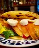 Tacos de salmón marinado con mango y aguacate a los frutos rojos