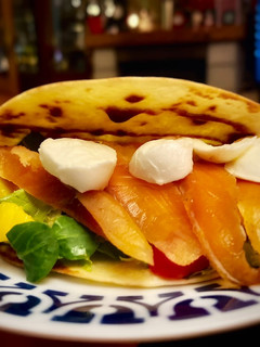 Una foto de Tacos de salmón marinado con mango y aguacate a los frutos rojos