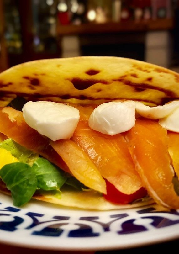 Una foto de Tacos de salmón marinado con mango y aguacate a los frutos rojos