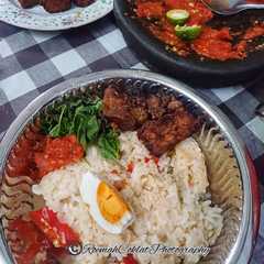 A picture of Nasi Liwet Telur Asin.