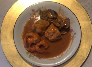 Foto principal de Rape en salsa de bogavante con gambones y almejas flambeado con ron