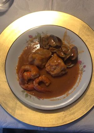 Una foto de Rape en salsa de bogavante con gambones y almejas flambeado con ron