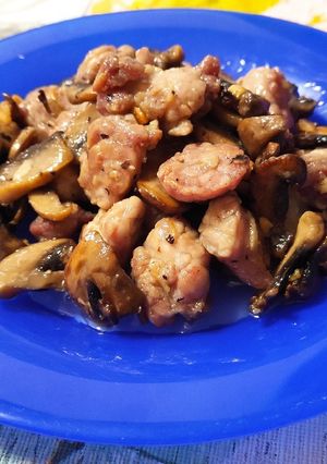 Una foto de Chapinas de cerdo y champiñones al ajillo